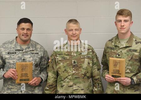 Il personale Sgt. Nathan McKenzie e SPC. Tyson Montgomery posano con la Ohio Army National Guard comando stato Sergente Maggiore Rodger Jones dopo aver vinto il miglior guerriero della concorrenza a Camp Ravenna militare congiunta del centro di formazione su 25 Marzo, 2017. McKenzie e Montgomery ha trionfato sui loro coetanei in entrambe il Non-Commissioned Officer e Junior arruolato categorie. Foto Stock