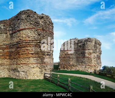 Il romano west gate, Castello di Pevensey, East Sussex, tardo ventesimo o inizio del XXI secolo. Artista: Storico Inghilterra fotografo personale. Foto Stock