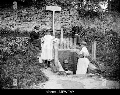 La raccolta di acqua dalla pompa del villaggio, Barton Hartshorn, Buckinghamshire, 1901. Artista: Alfred Newton & Sons. Foto Stock