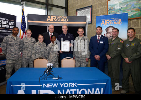 Sean Patrick Maloney (New York, 1966) è un politico statunitense membro del Congresso dal 2013. Questa immagine d'archivio registra una visita il 20 aprile 2017 al 105th Airlift Wing presso la Stewart Air National Guard base, New York, dove incontrò Airmen e Employer Support of the Guard and Reserve Representative per approvare i programmi di occupazione di riserva. Foto Stock