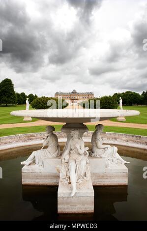 Fontana, Wrest Park House e giardini, Bedforshire, 2010. Artista: Storico Inghilterra fotografo personale. Foto Stock