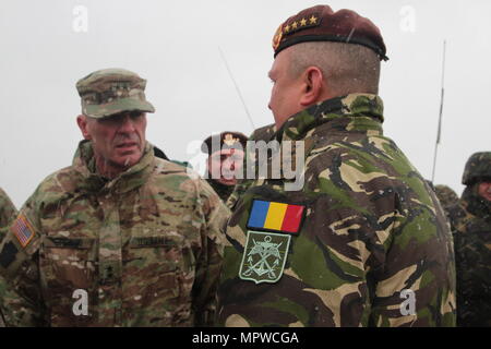 Stati Uniti Il Mag. Gen. Giovanni Gronski, vice comandante generale per l'esercito Guardia nazionale, parla con il rumeno Il Mag. Gen. Nicolae Ciuca, il capo del rumeno Forze terrestri personale, durante un live fire esercitazione a Smardan Area Formazione on April 20, 2017. L'esercizio è un testamento al successo dell'operazione Atlantic risolvere, una missione della NATO che coinvolgono gli Stati Uniti e i suoi alleati e partner europei in uno sforzo combinato per rafforzare la stabilità regionale e promuovere la pace in Europa. (Foto di esercito Pvt. Nicholas Vidro, 7 Mobile degli affari pubblici distacco) Foto Stock