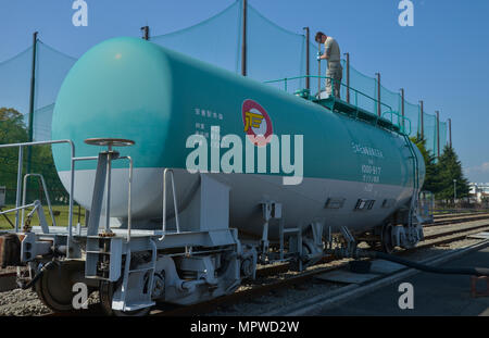 Il 19 aprile 2017 presso la base aerea di Yokota, Giappone, documenta un tecnico di laboratorio del 374th Logistics Readiness Squadron Fuels che raccoglie carburante JP8 da un carro armato per il test di ispezione visiva. L'immagine di archivio registra le procedure di controllo qualità condotte per verificare la pulizia del carburante e la conformità agli standard militari. Foto Stock