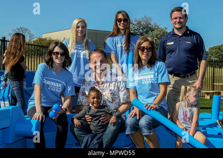 Giovanni cancelli, centro, presidente della Orange County Council Lega Navale degli Stati Uniti e di CarMax Escondido lavoratori giocare con i bambini dei servizi armati uomini giovani dell Associazione Cristiana, Fisher Centro per l'infanzia, durante una settimana di giocare' evento su Camp Pendleton, California, 20 aprile 2017. Il ASYMCA, Fisher Centro per l'infanzia, è stato premiato con un gioco Kaboom sovvenzione dalla Fondazione CarMax per militari bambino mese dove un 'immaginazione parco giochi' è stato rivelato. (U.S. Marine Corps foto di Cpl. Brandon Martinez) Foto Stock