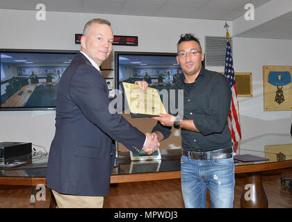 James Matheson, chief, Formazione Regionale Divisione di Assistenza Sud, formazione attività di sostegno in Europa, 7 Esercito di formazione comando, presenta il certificato di conseguimento di Davide Dalla Massara, un settimo Esercito di formazione il comando di visual information specialist, durante la cerimonia di premiazione nella Caserma Ederle, Vicenza, Italia, Aprile 20, 2017. (U.S. Esercito Foto di Visual Information Specialist Massimo Bovo/rilasciato) Foto Stock