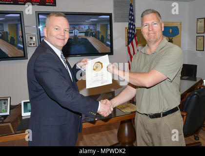 James Matheson, chief, Formazione Regionale Divisione di Assistenza Sud, formazione attività di sostegno in Europa, 7 Esercito di formazione comando, presenta una lunghezza di servizio certificato da James Sweatman, la gamma e la terra di formazione e addestramento integrato di gestione area officer, in onore del suo 30 anni di carriera di servizio per l'esercito durante la cerimonia di premiazione nella Caserma Ederle, Vicenza, Italia, Aprile 20, 2017. (U.S. Esercito Foto di Visual Information Specialist Davide Dalla Massara/rilasciato) Foto Stock