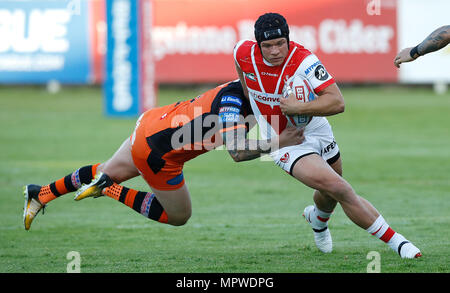 St Helens' Jonny Lomax è affrontato da Castleford Tigers Jamie Ellis durante la Betfred Super League match presso il Mend-a-tubo Jungle, Castleford. Foto Stock