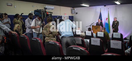 Il Segretario della Difesa Jim Mattis ospita una conferenza stampa congiunta con gli Stati Uniti Marine Corps gen. Thomas Waldhauser, comandante della U.S. Africa il comando, a Camp Lemmonier, Gibuti, 23 aprile 2017. Lo scopo del viaggio è quello di riaffermare la chiave militare degli Stati Uniti alleanze di impegnarsi con i partner strategici e discutere gli sforzi di cooperazione per contrastare le attività destbilizing e sconfiggere le organizzazioni estremiste. (DOD foto di U.S. Air Force Tech. Sgt. Brigitte N. Brantley) Foto Stock