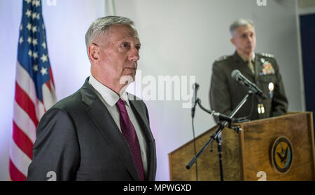 Il Segretario della Difesa Jim Mattis ospita una conferenza stampa congiunta con gli Stati Uniti Marine Corps gen. Thomas Waldhauser, comandante della U.S. Africa il comando, a Camp Lemmonier, Gibuti, 23 aprile 2017. Lo scopo del viaggio è quello di riaffermare la chiave militare degli Stati Uniti alleanze di impegnarsi con i partner strategici e discutere gli sforzi di cooperazione per contrastare le attività destbilizing e sconfiggere le organizzazioni estremiste. (DOD foto di U.S. Air Force Tech. Sgt. Brigitte N. Brantley) Foto Stock