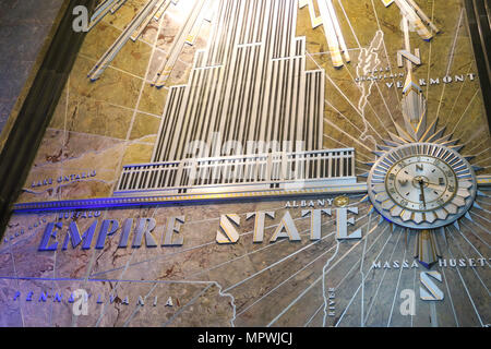 Alluminio murale di sfiato , Lobby dell' Empire State Building, New York, Stati Uniti d'America Foto Stock