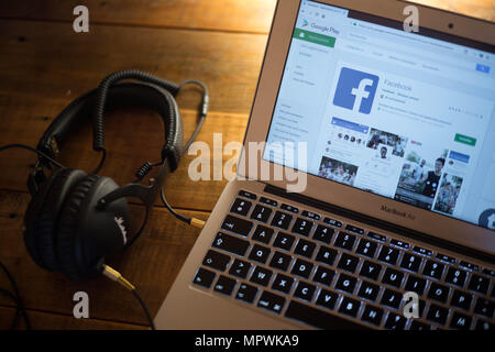 L'applicazione Facebook visto visualizzata su un MacBook Air di Apple computer monitor tramite Google Play Store. Foto Stock