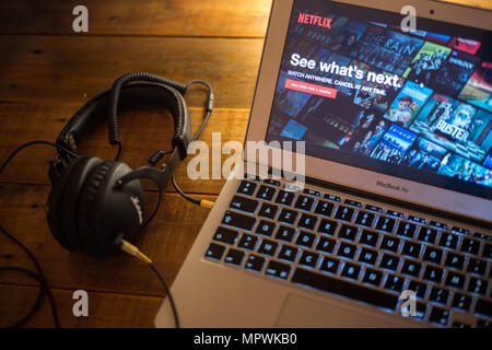 Il sito web di Netflix visto visualizzata su un MacBook Air di Apple computer monitor tramite Google Play Store. Foto Stock