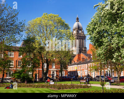 Leeds Town Hall dal Park Square nella primavera del Leeds West Yorkshire Inghilterra Foto Stock