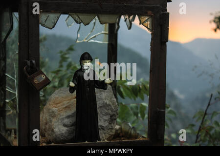 Un santuario di una credenza ortodossa su un lato della strada per il Libano famoso Qadisha valle con il suo monastero e altri insediamenti cristiani Foto Stock