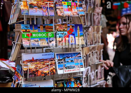 MARRAKECH, Marocco - 7 Marzo 2016: una cartolina a visualizzare in una strada della medina Foto Stock
