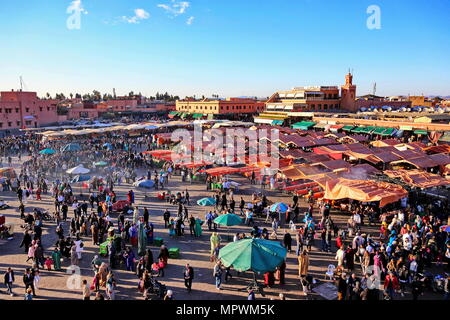MARRAKECH, Marocco - 7 Marzo 2016: la famosa Piazza Jemaa el Fna affollato al crepuscolo. Marrakech, Marocco Foto Stock