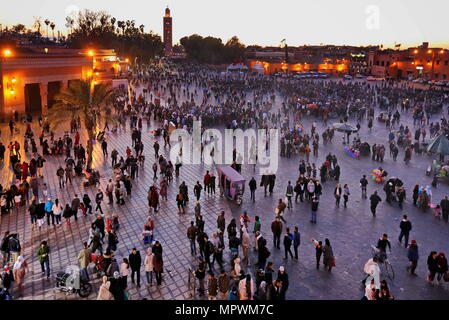 MARRAKECH, Marocco - 7 Marzo 2016: la famosa Piazza Jemaa el Fna affollato al crepuscolo. Marrakech, Marocco Foto Stock