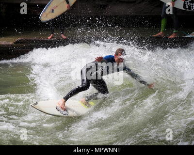 Navigare su Eisbach a Monaco di Baviera, Germania Foto Stock
