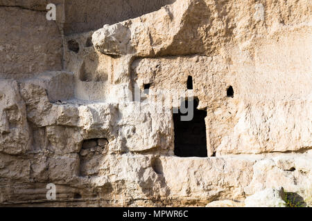 Un viaggio in Turchia - vecchio rock-caverna scolpita casa nella città di Goreme in Cappadocia in primavera Foto Stock