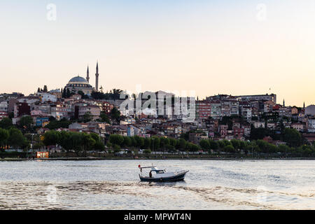 Un viaggio in Turchia - Vista di Fatih trimestre nella città di Istanbul in serata primaverile da Golden Horn bay Foto Stock