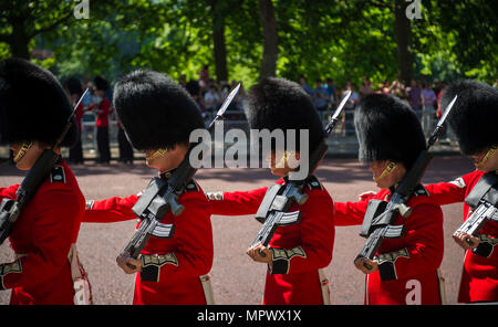 Londra - 17 giugno 2017: Queens guardie rosse tradizionali e cappotti di pelliccia di orso busby cappelli marzo in formazione sul Mall in un Trooping la parata di colori Foto Stock