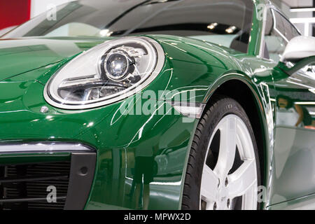 Berlino, Germania - 15 Aprile 2018: Porsche 911 Carrera S verde auto permanente al gruppo Volkswagen unità forum il 15 aprile 2018 a Berlino, Germania. Foto Stock