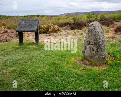 Il Clan Donald Memorial e grave marker al Culloden Moor vicino a Inverness, Highlands scozzesi, sito della battaglia di Culloden, 16 aprile 1746. Foto Stock