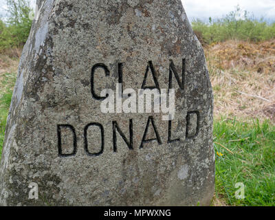 Il Clan Donald grave marker al Culloden Moor vicino a Inverness, Highlands scozzesi, sito della battaglia di Culloden, 16 aprile 1746. Foto Stock