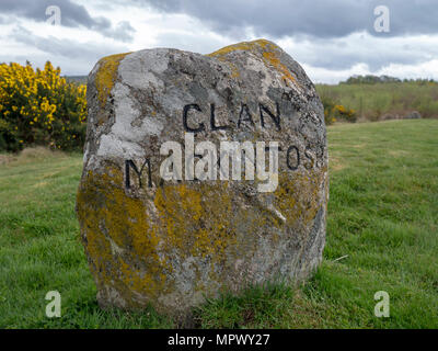 Il Clan Mackintosh grave marker al Culloden Moor vicino a Inverness, Highlands scozzesi, sito della battaglia di Culloden, 16 aprile 1746. Foto Stock