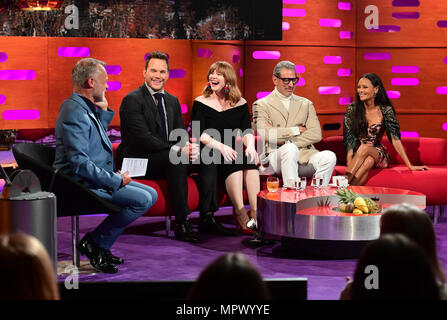 (Da sinistra a destra) Graham Norton, Chris Pratt, Bryce Dallas Howard, Jeff Goldblum e Thandie Newton durante le riprese del Graham Norton Show alla BBC Studioworks 6 Centro Televisivo, Wood Lane, Londra, per essere messo in onda su BBC One il venerdì sera. Foto Stock