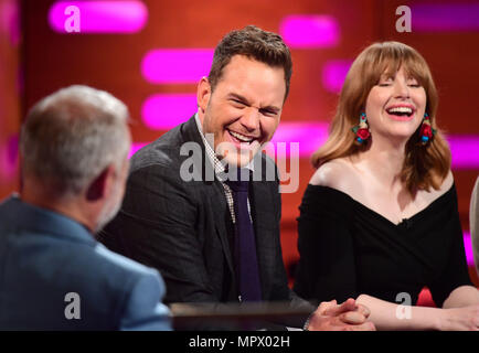 Graham Norton, Chris Pratt e Bryce Dallas Howard durante le riprese del Graham Norton Show alla BBC Studioworks 6 Centro Televisivo, Wood Lane, Londra, per essere messo in onda su BBC One il venerdì sera. Foto Stock