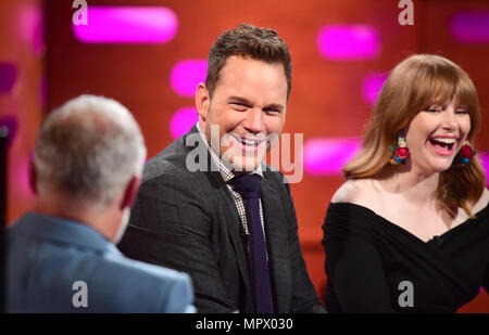 Graham Norton, Chris Pratt e Bryce Dallas Howard durante le riprese del Graham Norton Show alla BBC Studioworks 6 Centro Televisivo, Wood Lane, Londra, per essere messo in onda su BBC One il venerdì sera. Foto Stock