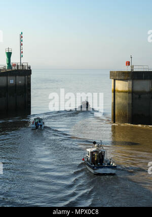 La parete del porto all'ingresso per le serrature della Baia di Cardiff barrage. È un mare di difesa contro la estremamente alta marea del Canale di Bristol Foto Stock