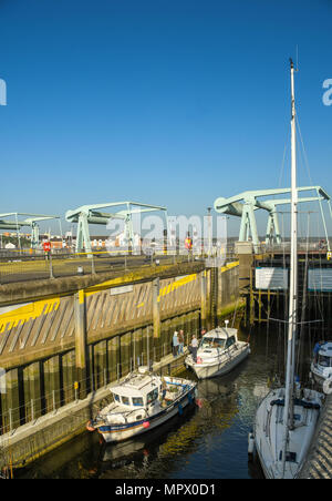 Piccolo,barche in uno dei blocchi che sono parte della Baia di Cardiff barrage. Le serrature consentono alle barche di entrare e uscire dal canale di Bristol. Foto Stock