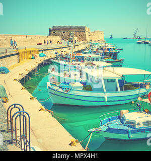 Barche da pesca nel vecchio porto vicino alla fortezza veneziana in Heraklion, Creta, Grecia. In stile vintage tonica Foto Stock