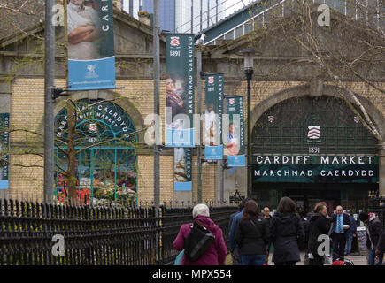 Gli amanti dello shopping, il mercato di Cardiff, Cardiff centro città di Cardiff. Foto Stock