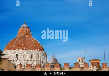 Pisa famosi luoghi di interesse: Torre Pendente, il Battistero e il Duomo, visto da outiside città antiche mura (con copia spazio sopra) Foto Stock