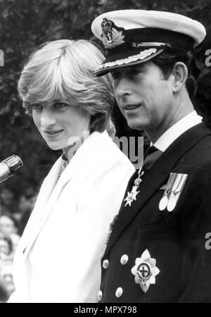 IL PRINCIPE CARLO E LA SIGNORA DIANA AL MERCURIO DI HMS VICINO PETERSFIELD. PORTSMOUTH 1981 Foto Stock