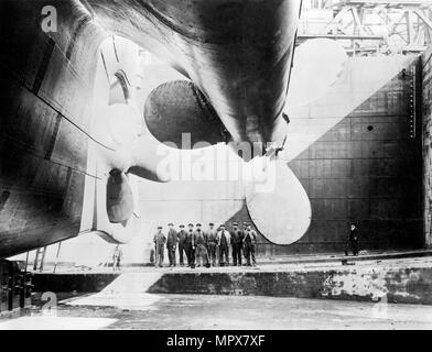 Operai di sostare sotto uno dei propellors del Titanic, 31 maggio, 1911 (foto b/n) Foto Stock