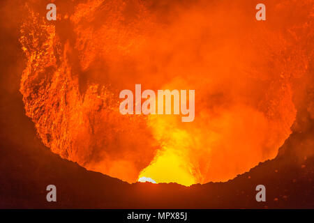 Vulcano Masaya con lava è lone dei vulcani attivi in Nicaragua e si trova nei pressi della storica città di Granada in Nicaragua. Foto Stock