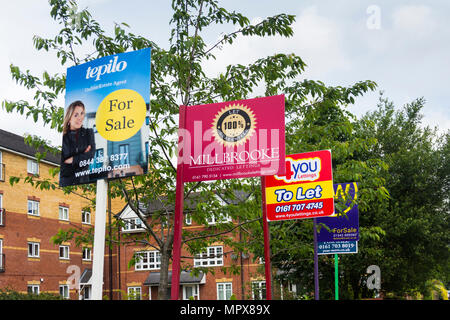 Proprietà per la vendita e a lasciare segni da una varietà di agenti immobiliari al di fuori di un blocco di appartamenti moderni, Hatherton corte, Worsely Road North, Walkden, Foto Stock