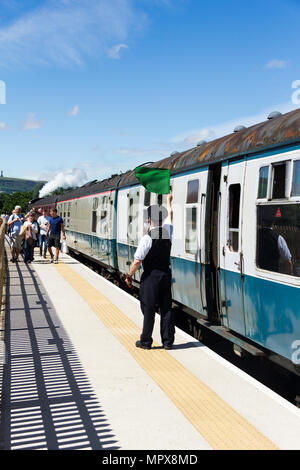 La protezione segnali 'immediatamente' per un treno passeggeri a bave Country Park voce per Lancaster sulla East Lancashire Railway. Foto Stock