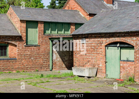 Abbandonato il blocco stabile nella motivazione di Delapre Abbey, Northampton, Regno Unito Foto Stock