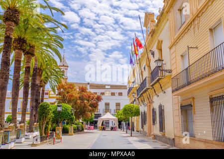 Una vista lungo il lato della Plaza de la Laguna con il municipio sulla destra guardando Parroquia de las Angustias chiesa in Ayamonte, Andalusia, Spai Foto Stock