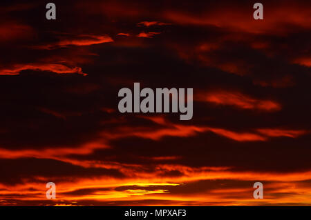 Nuvole rosse al tramonto come un cielo ardente di un tramonto spettacolare da la Savina (Formentera, Isole Pityusic, Isole Baleari, Spagna) Foto Stock