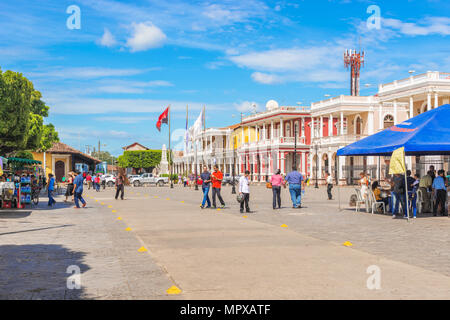 Granada, Nicaragua - Novembre 20, 2016: la gente a piedi in piazza Duomo nella parte anteriore di storici edifici coloniali della città di Granada in Nicaragu Foto Stock