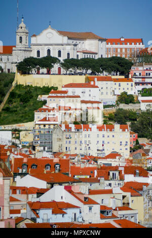 Paesaggio urbano (est di Lisbona) visto dal Miradouro de Sao Pedro de Alcantara, Lisbona, Portogallo Foto Stock