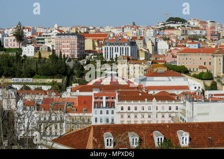 Paesaggio urbano (est di Lisbona) visto dal Miradouro de Sao Pedro de Alcantara, Lisbona, Portogallo Foto Stock