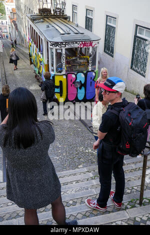 I turisti alla Gloria funicolare, quartiere Baixa, Lisbona, Portogallo Foto Stock