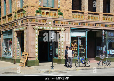 A livello di strada all'iconico Pui Tak centro culturale su S. Wentworth Ave. in Chicago del quartiere Chinatown. Foto Stock